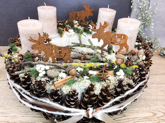 Adventskranz Adventskalender Zapfen Pilz Elch Zimt Kerzen Tanne Filz Modern Natürlich Getrocknet Künstlich Haltbar – handgemacht aus Seiden- und Kunstblumen, langlebig & pflegeleicht von SarahsFlowerStudio