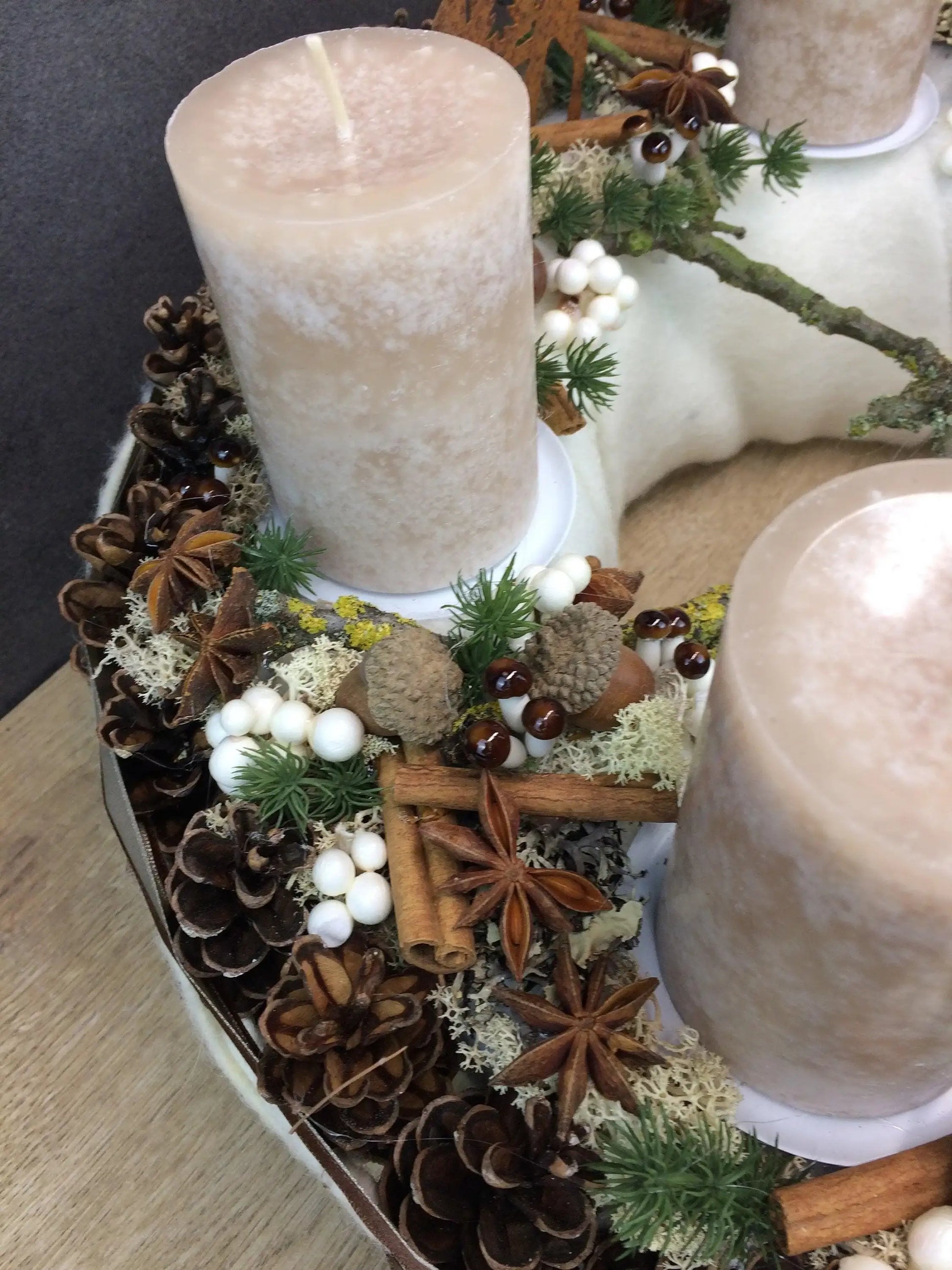 Adventskranz Adventskalender Zapfen Pilz Elch Zimt Kerzen Tanne Filz Modern Natürlich Getrocknet Künstlich Haltbar – handgemacht aus Seiden- und Kunstblumen, langlebig & pflegeleicht von SarahsFlowerStudio