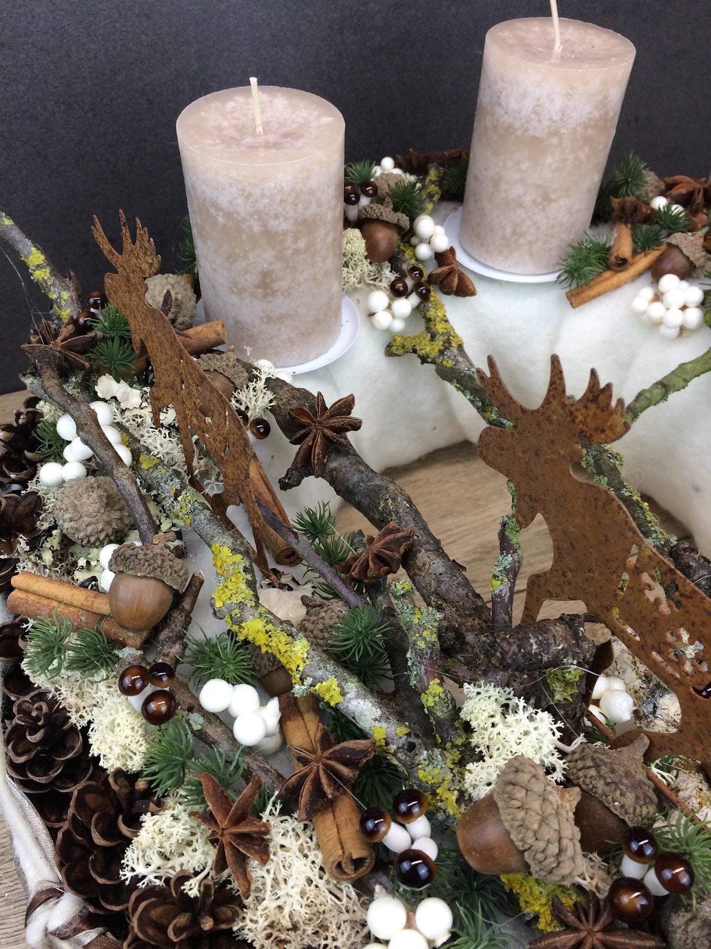 Adventskranz Adventskalender Zapfen Pilz Elch Zimt Kerzen Tanne Filz Modern Natürlich Getrocknet Künstlich Haltbar – handgemacht aus Seiden- und Kunstblumen, langlebig & pflegeleicht von SarahsFlowerStudio