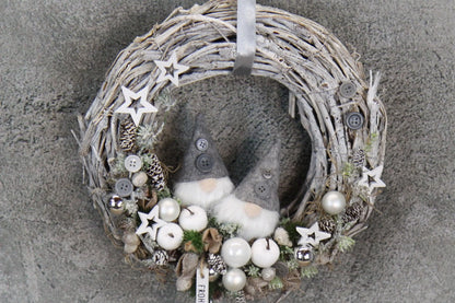 Türkranz Türdeko Türschmuck Weihnachten Weidenkranz Wichtel Zapfen Stern Apfel Tanne Band Modern – handgemacht aus Seiden- und Kunstblumen, langlebig & pflegeleicht von SarahsFlowerStudio