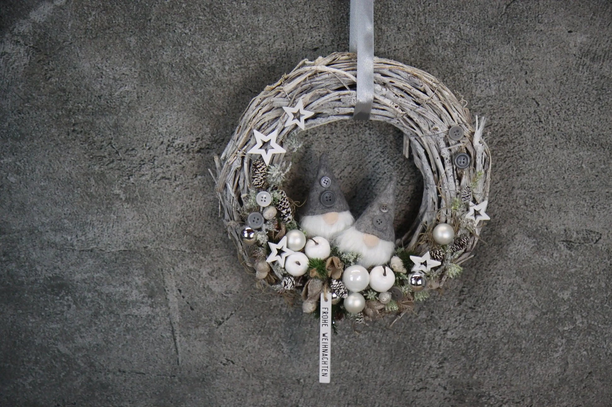 Türkranz Türdeko Türschmuck Weihnachten Weidenkranz Wichtel Zapfen Stern Apfel Tanne Band Modern – handgemacht aus Seiden- und Kunstblumen, langlebig & pflegeleicht von SarahsFlowerStudio