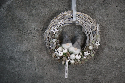 Türkranz Türdeko Türschmuck Weihnachten Weidenkranz Wichtel Zapfen Stern Apfel Tanne Band Modern – handgemacht aus Seiden- und Kunstblumen, langlebig & pflegeleicht von SarahsFlowerStudio