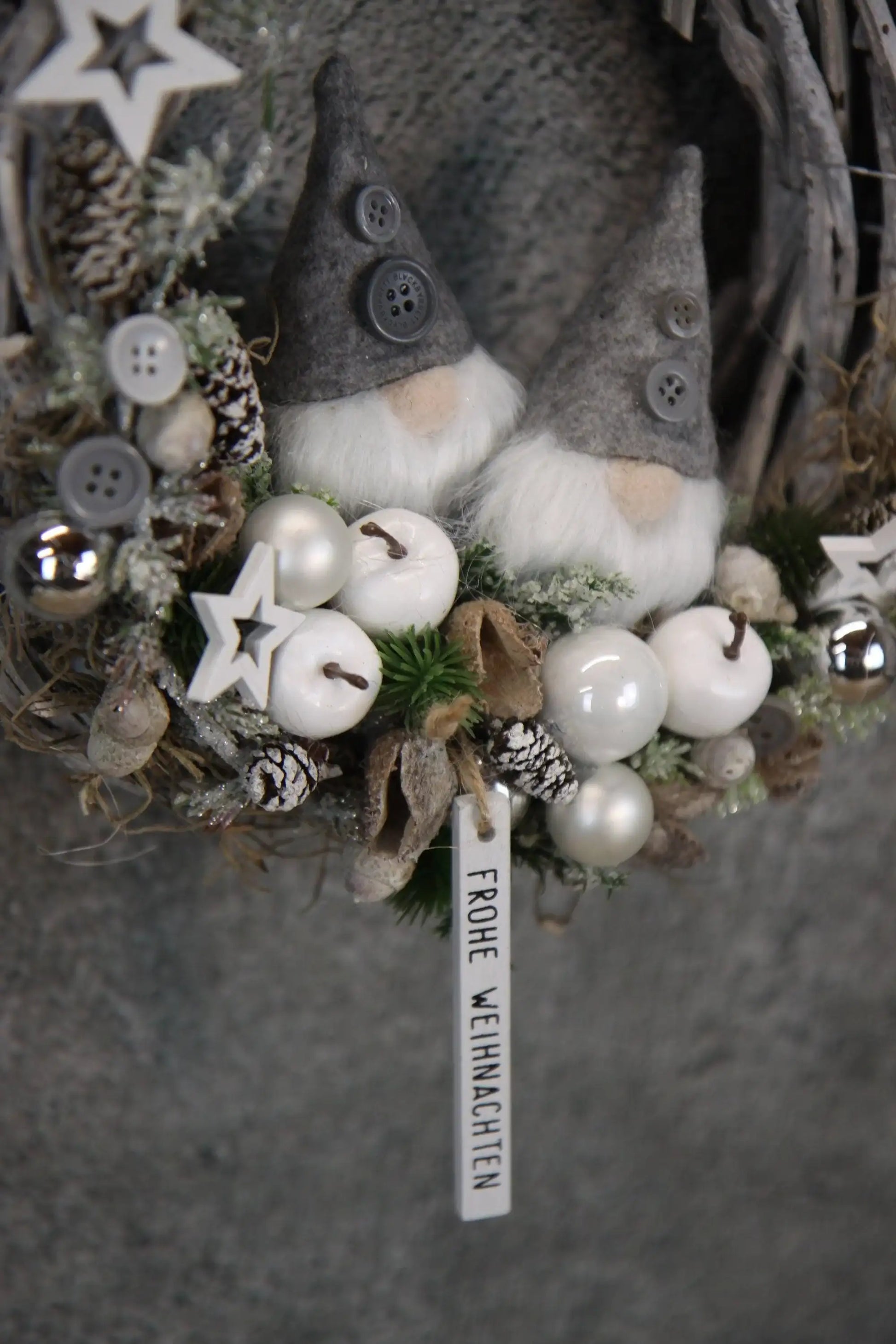 Türkranz Türdeko Türschmuck Weihnachten Weidenkranz Wichtel Zapfen Stern Apfel Tanne Band Modern – handgemacht aus Seiden- und Kunstblumen, langlebig & pflegeleicht von SarahsFlowerStudio