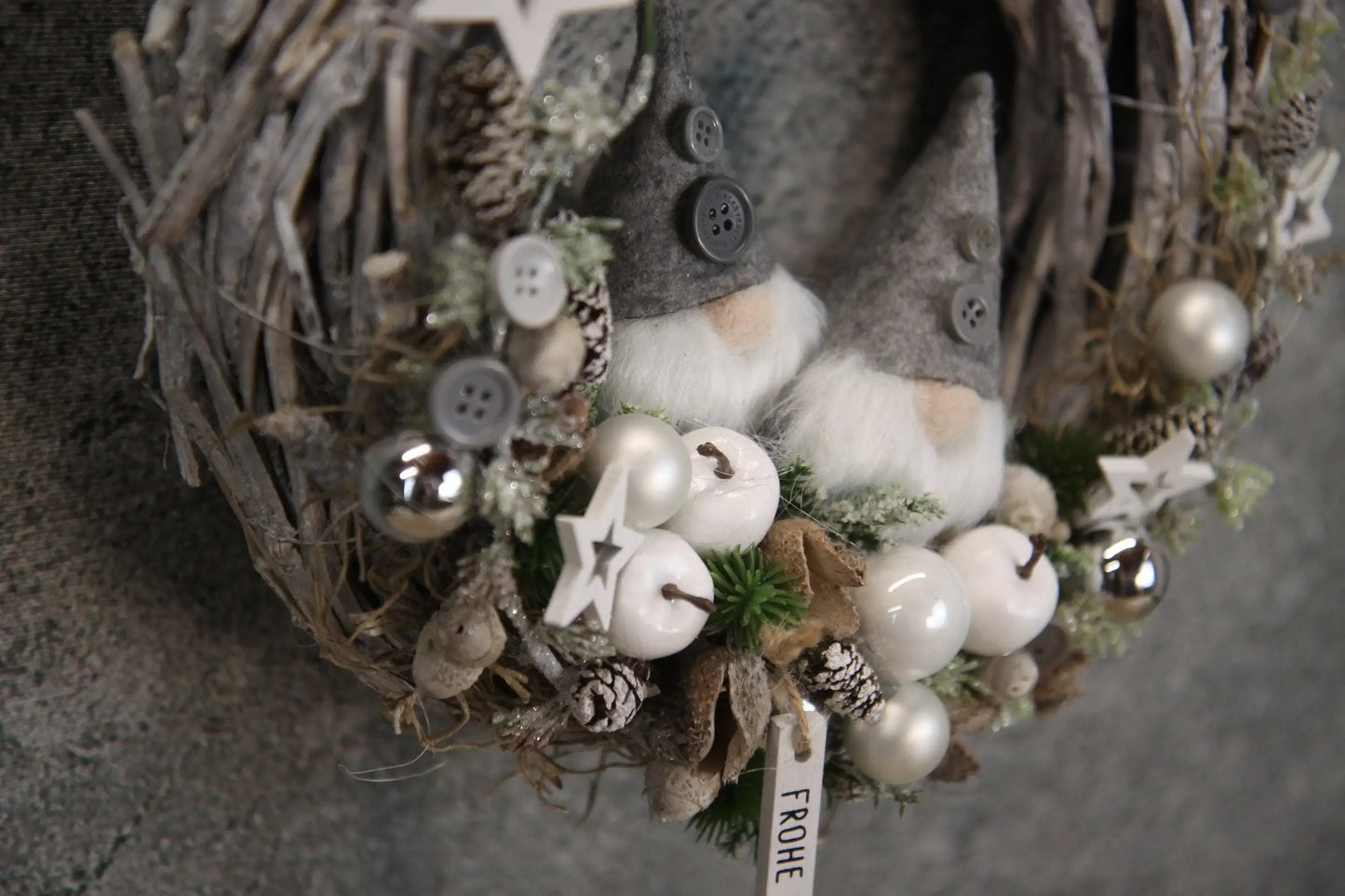 Türkranz Türdeko Türschmuck Weihnachten Weidenkranz Wichtel Zapfen Stern Apfel Tanne Band Modern – handgemacht aus Seiden- und Kunstblumen, langlebig & pflegeleicht von SarahsFlowerStudio