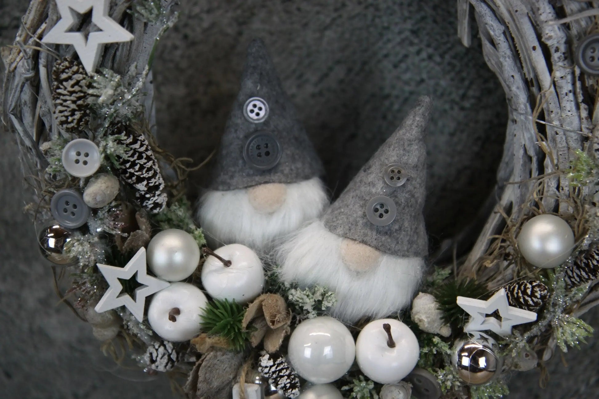 Türkranz Türdeko Türschmuck Weihnachten Weidenkranz Wichtel Zapfen Stern Apfel Tanne Band Modern – handgemacht aus Seiden- und Kunstblumen, langlebig & pflegeleicht von SarahsFlowerStudio