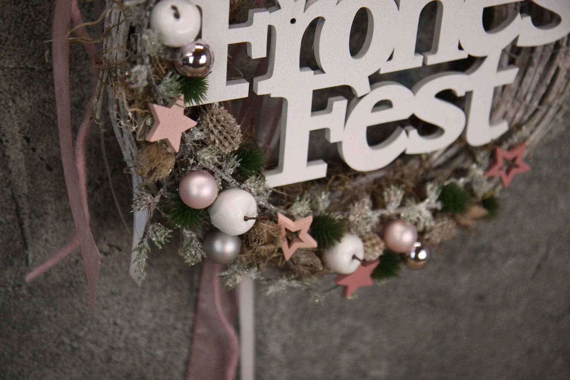 Türkranz Frohes Fest Türschmuck Weihnachten Weidenkranz Zapfen Kugeln Stern Apfel Knöpfe Tanne Band Modern – handgemacht aus Seiden- und Kunstblumen, langlebig & pflegeleicht von SarahsFlowerStudio