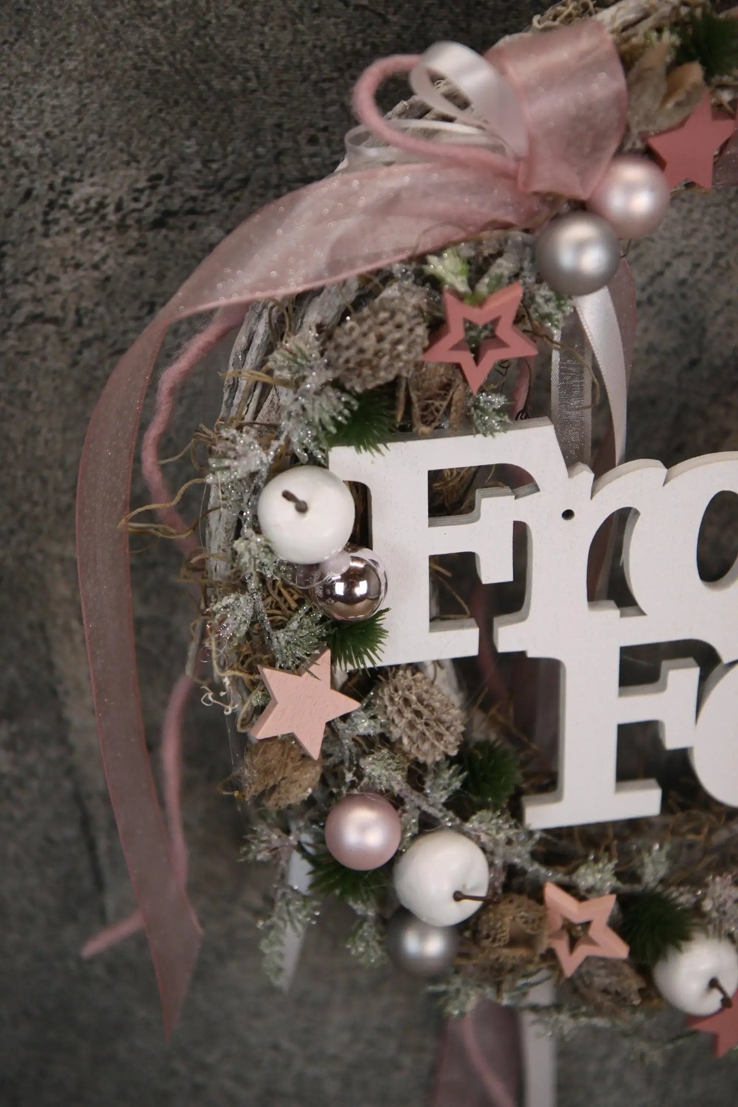 Türkranz Frohes Fest Türschmuck Weihnachten Weidenkranz Zapfen Kugeln Stern Apfel Knöpfe Tanne Band Modern – handgemacht aus Seiden- und Kunstblumen, langlebig & pflegeleicht von SarahsFlowerStudio