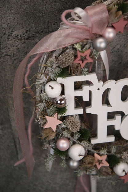 Türkranz Frohes Fest Türschmuck Weihnachten Weidenkranz Zapfen Kugeln Stern Apfel Knöpfe Tanne Band Modern – handgemacht aus Seiden- und Kunstblumen, langlebig & pflegeleicht von SarahsFlowerStudio