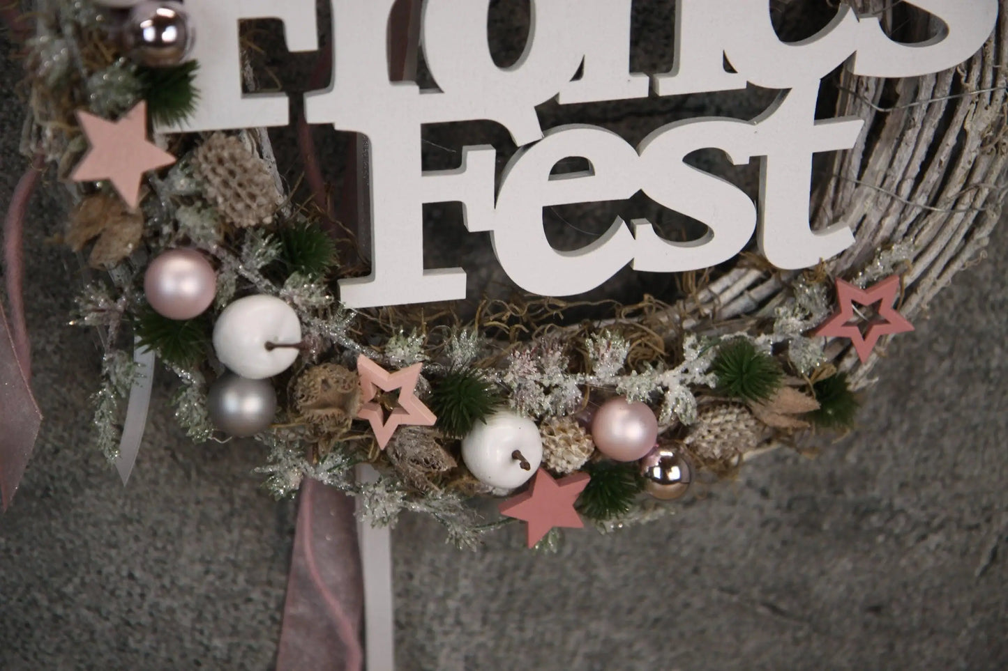 Türkranz Frohes Fest Türschmuck Weihnachten Weidenkranz Zapfen Kugeln Stern Apfel Knöpfe Tanne Band Modern – handgemacht aus Seiden- und Kunstblumen, langlebig & pflegeleicht von SarahsFlowerStudio