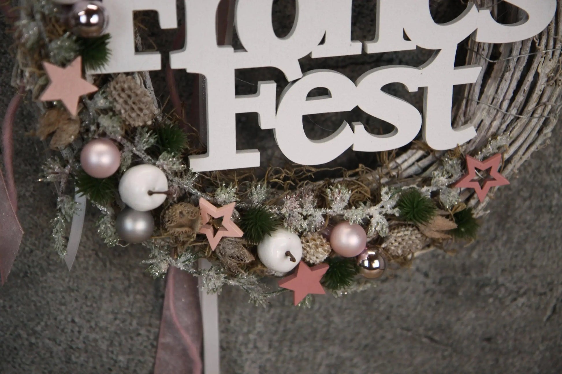 Türkranz Frohes Fest Türschmuck Weihnachten Weidenkranz Zapfen Kugeln Stern Apfel Knöpfe Tanne Band Modern – handgemacht aus Seiden- und Kunstblumen, langlebig & pflegeleicht von SarahsFlowerStudio