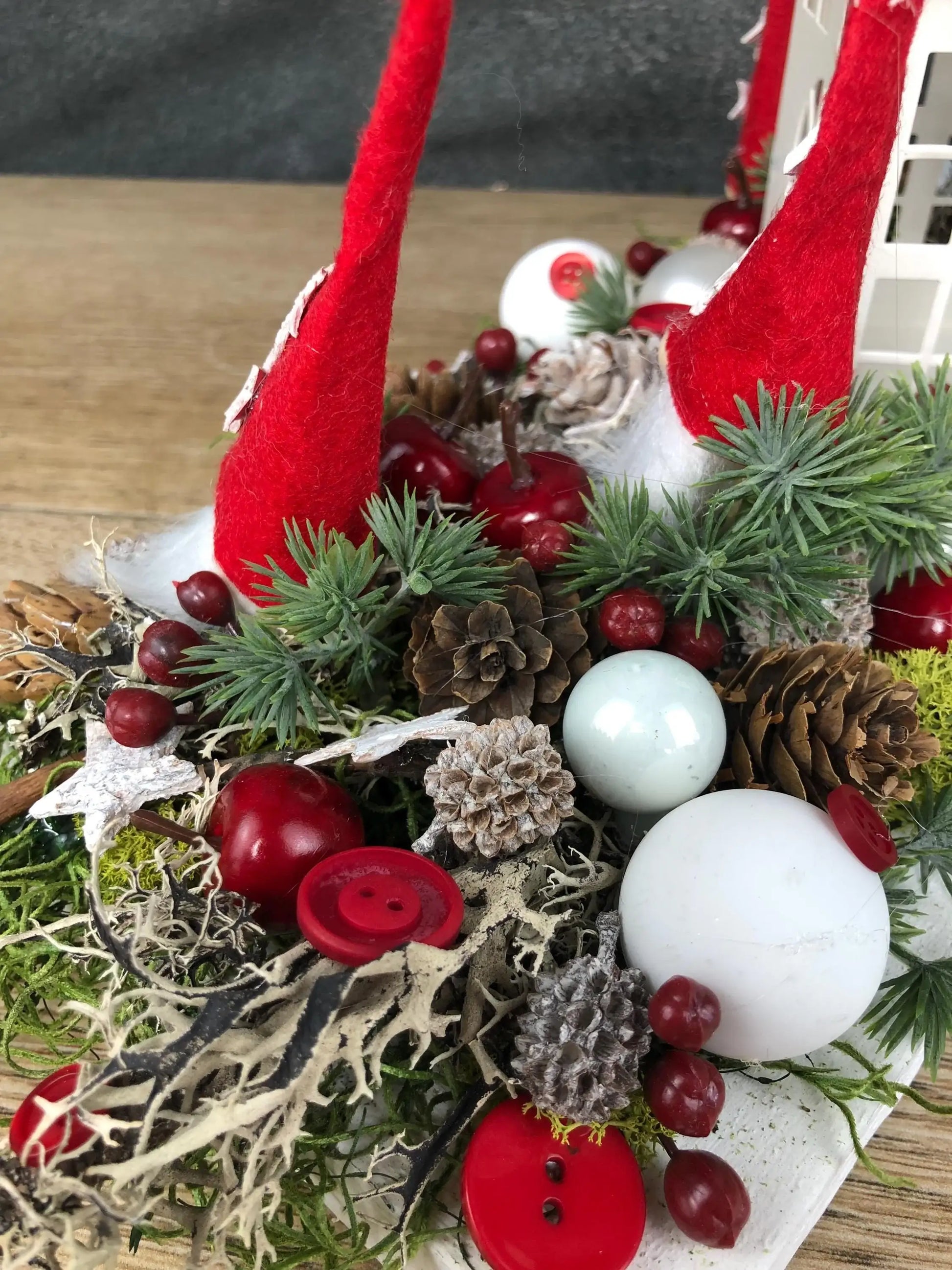 Adventsgesteck Wichtel Stern mit Haus auf Tablett Adventskranz Adventskalender künstlich haltbar – handgemacht aus Seiden- und Kunstblumen, langlebig & pflegeleicht von SarahsFlowerStudio