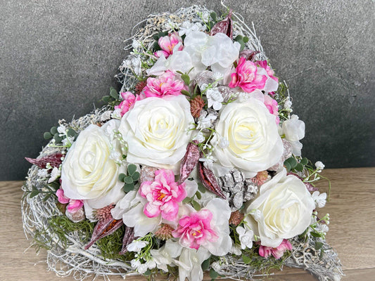 Grabgesteck Rosen Kirschblüten Wiesenblumen Grabschmuck Herz Grabdeko Grabdekoration – handgemacht aus Seiden- und Kunstblumen, langlebig & pflegeleicht von SarahsFlowerStudio