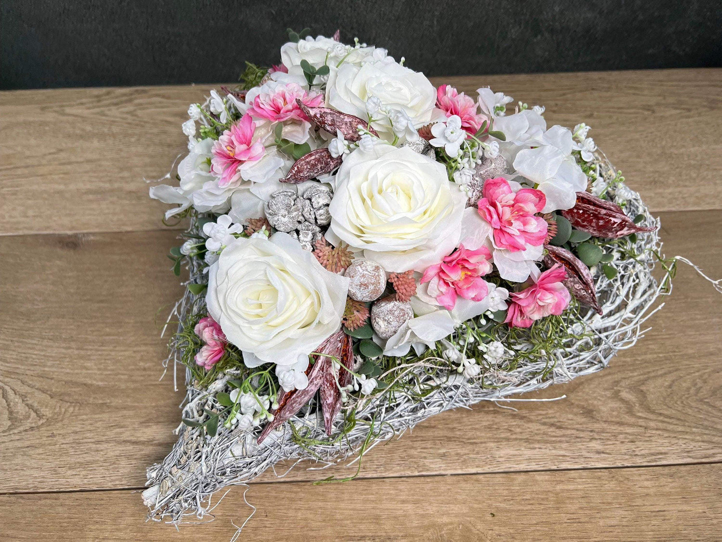 Grabgesteck Rosen Kirschblüten Wiesenblumen Grabschmuck Herz Grabdeko Grabdekoration – handgemacht aus Seiden- und Kunstblumen, langlebig & pflegeleicht von SarahsFlowerStudio