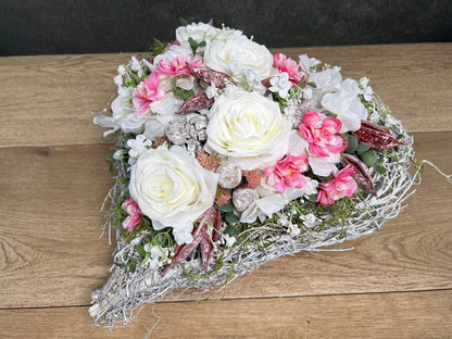 Grabgesteck Rosen Kirschblüten Wiesenblumen Grabschmuck Herz Grabdeko Grabdekoration – handgemacht aus Seiden- und Kunstblumen, langlebig & pflegeleicht von SarahsFlowerStudio