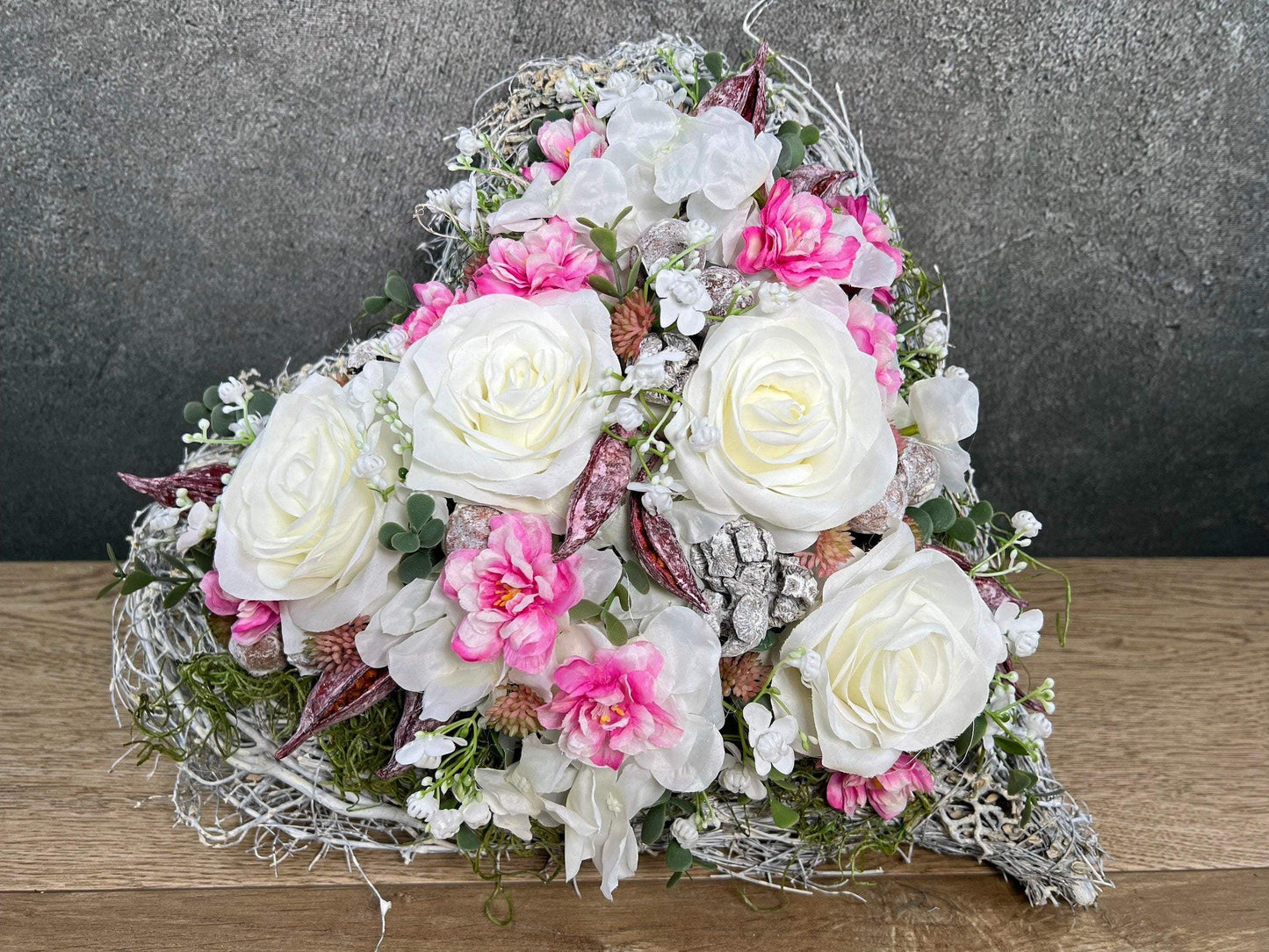 Grabgesteck Rosen Kirschblüten Wiesenblumen Grabschmuck Herz Grabdeko Grabdekoration – handgemacht aus Seiden- und Kunstblumen, langlebig & pflegeleicht von SarahsFlowerStudio