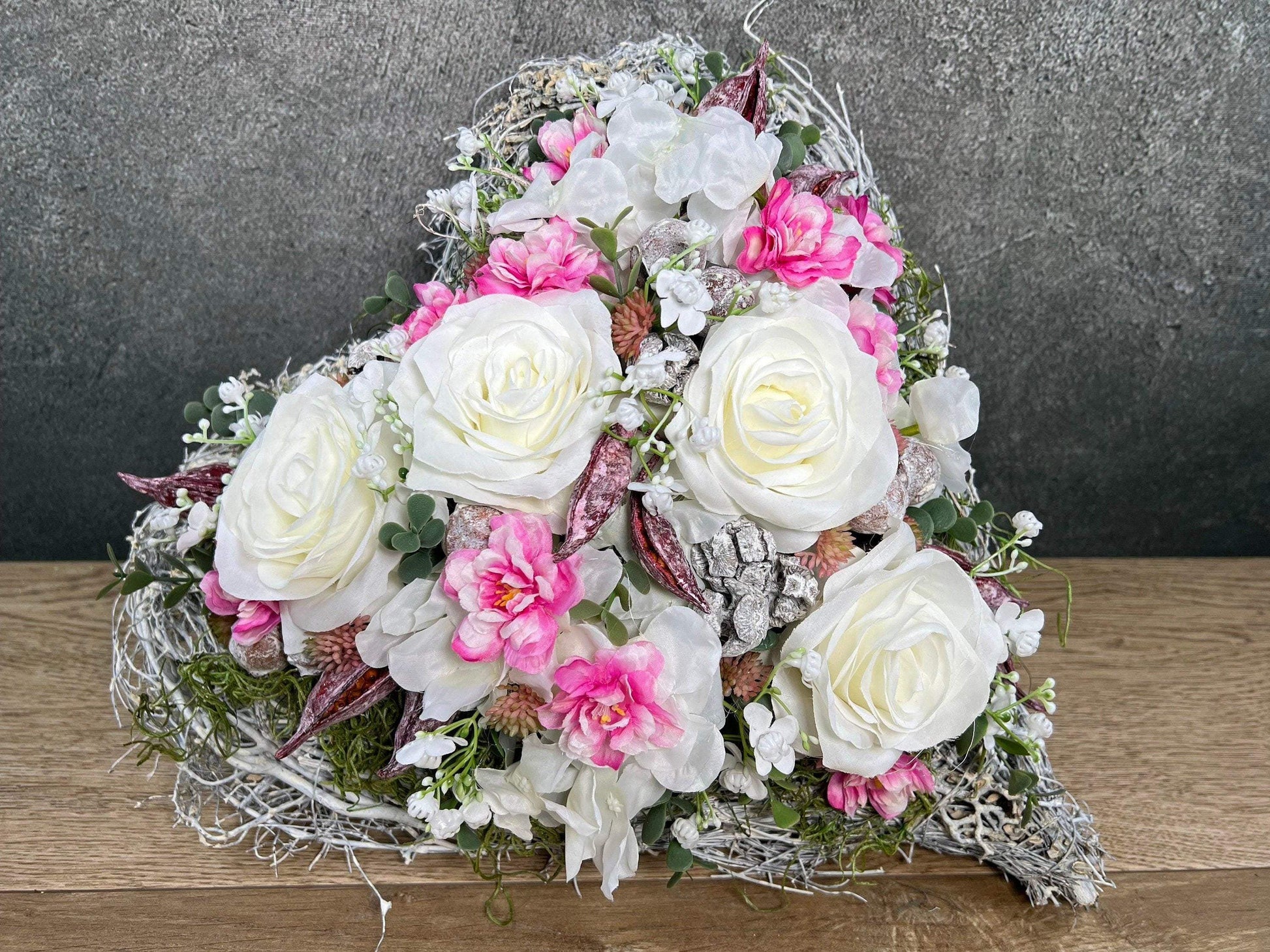 Grabgesteck Rosen Kirschblüten Wiesenblumen Grabschmuck Herz Grabdeko Grabdekoration – handgemacht aus Seiden- und Kunstblumen, langlebig & pflegeleicht von SarahsFlowerStudio