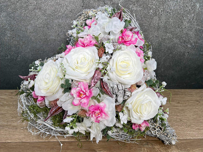 Grabgesteck Rosen Kirschblüten Wiesenblumen Grabschmuck Herz Grabdeko Grabdekoration – handgemacht aus Seiden- und Kunstblumen, langlebig & pflegeleicht von SarahsFlowerStudio