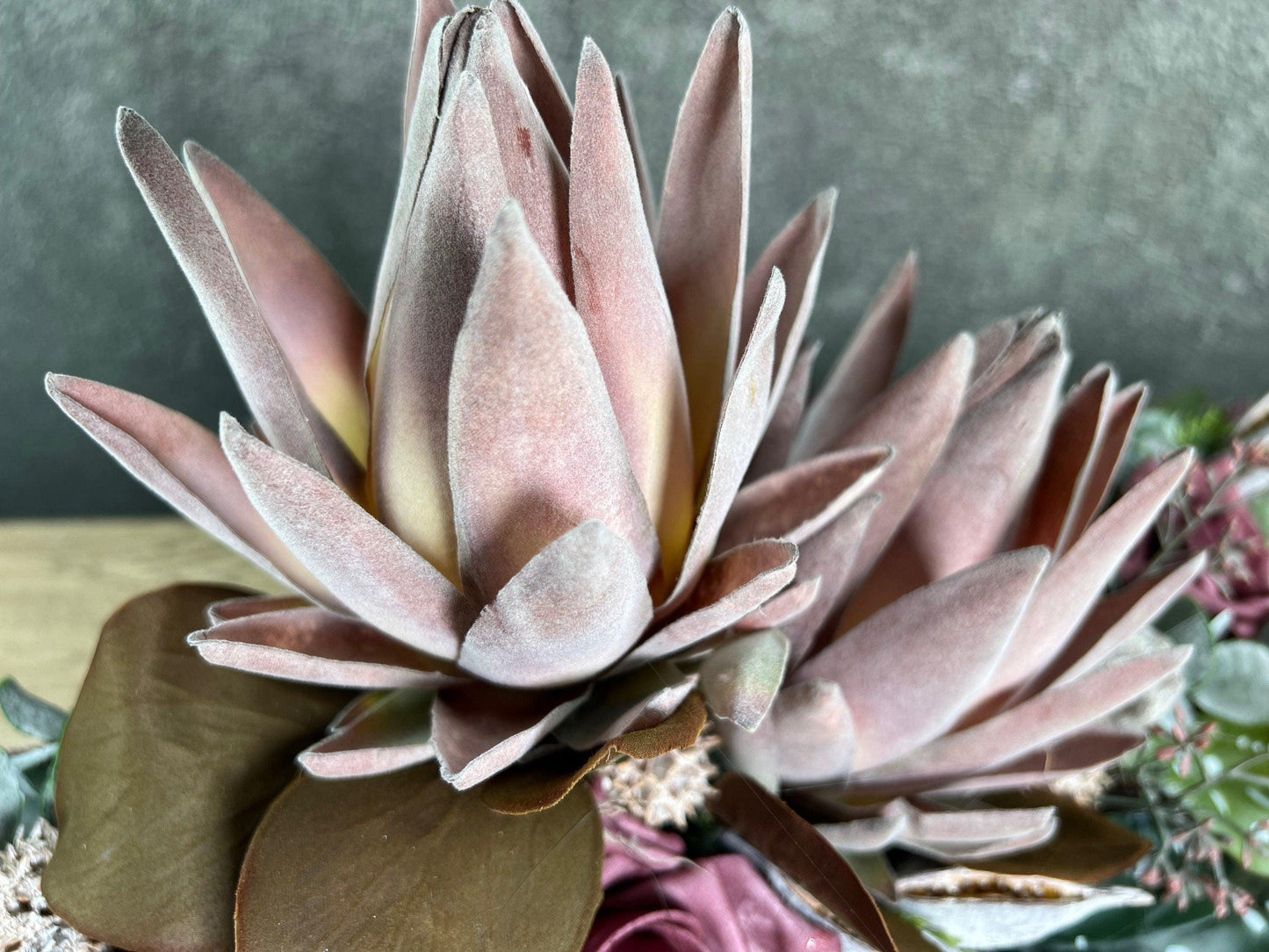 Grabgesteck Protea 70cm Seidenblumen – langlebiger Grabschmuck – Grabgesteck – SarahsFlowerStudio