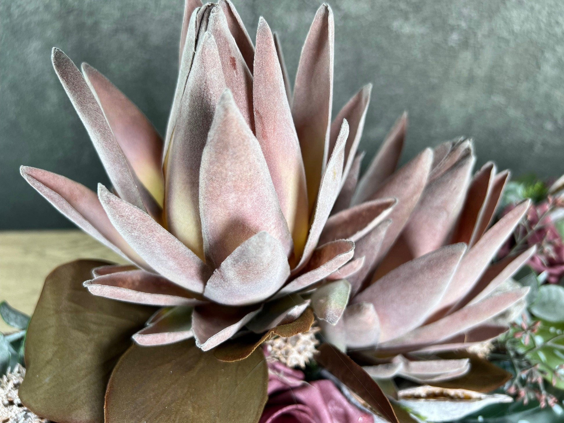 Grabgesteck Protea 70cm Seidenblumen – langlebiger Grabschmuck – Grabgesteck – SarahsFlowerStudio