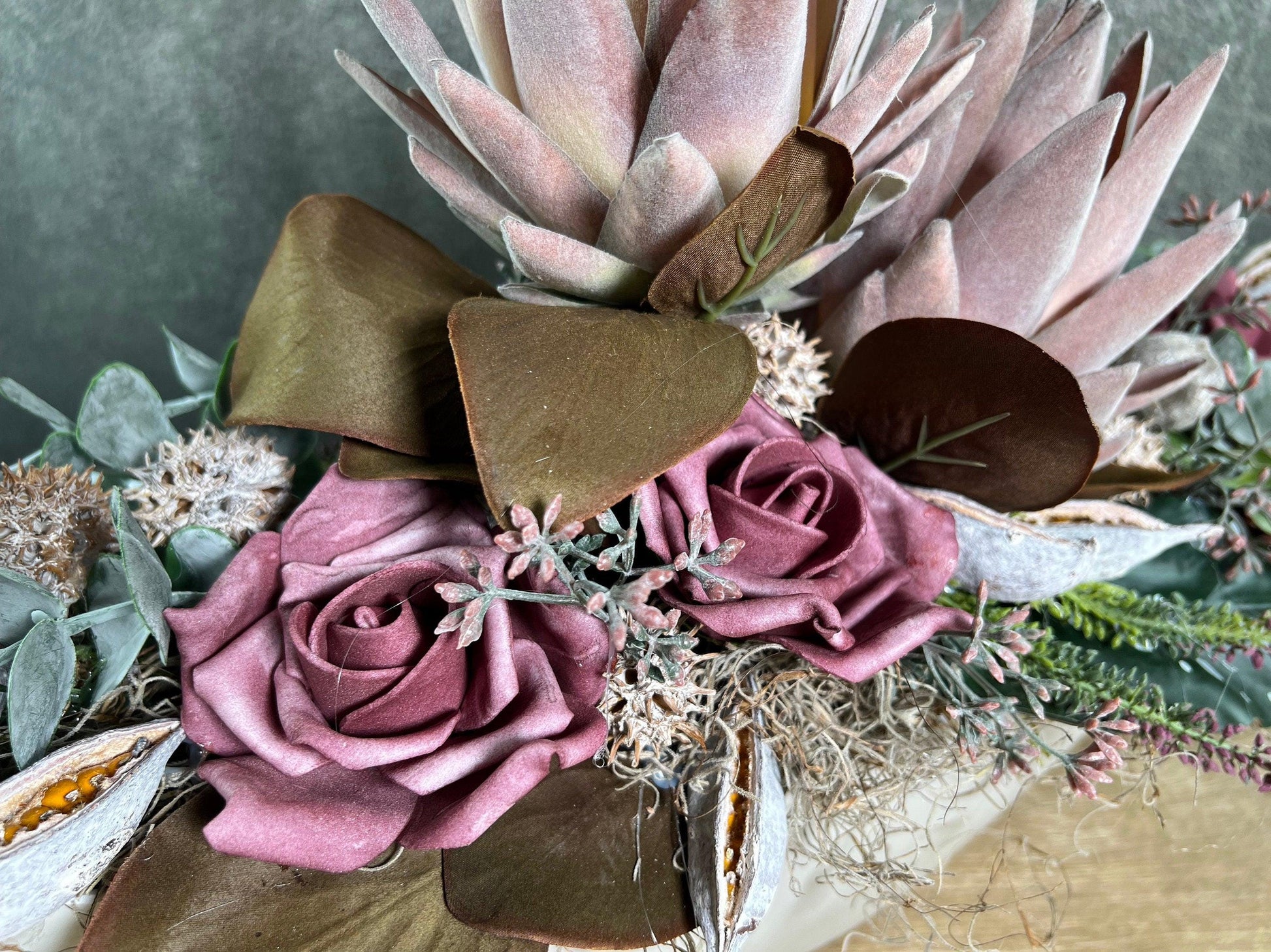 Grabgesteck Protea 70cm Seidenblumen – langlebiger Grabschmuck – Grabgesteck – SarahsFlowerStudio