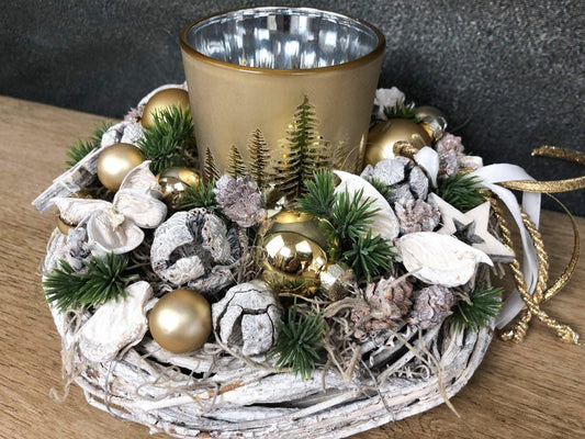 Adventsgesteck 20cm Klein Gesteck Hirsch Modern Länglich Moos Thuja Zapfen Eicheln Gold Weiß – handgemacht aus Seiden- und Kunstblumen, langlebig & pflegeleicht von SarahsFlowerStudio