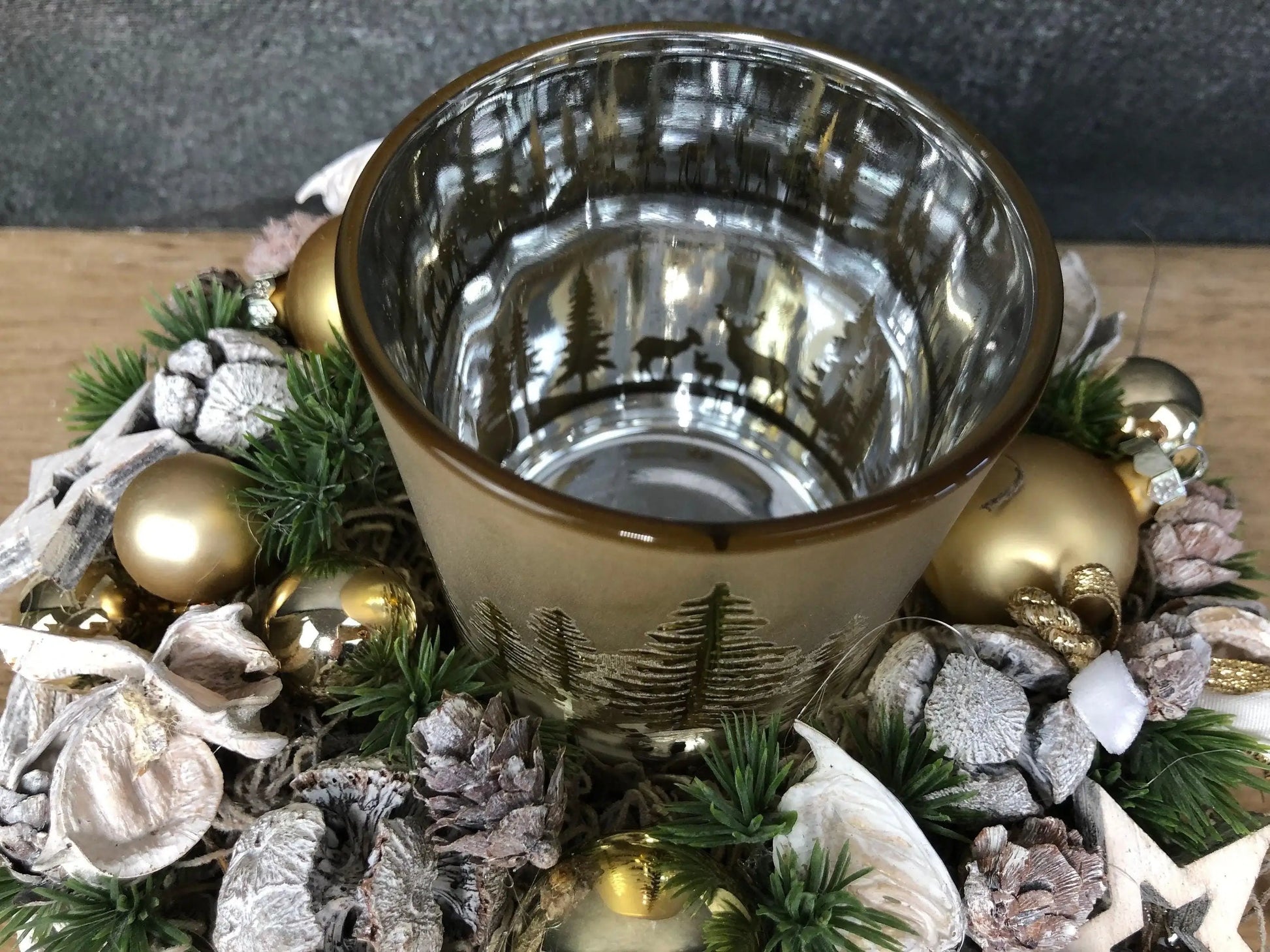Adventsgesteck 20cm Klein Gesteck Hirsch Modern Länglich Moos Thuja Zapfen Eicheln Gold Weiß – handgemacht aus Seiden- und Kunstblumen, langlebig & pflegeleicht von SarahsFlowerStudio
