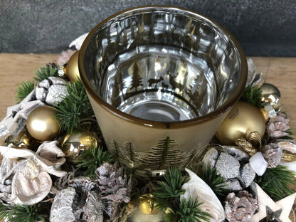 Adventsgesteck 20cm Klein Gesteck Hirsch Modern Länglich Moos Thuja Zapfen Eicheln Gold Weiß – handgemacht aus Seiden- und Kunstblumen, langlebig & pflegeleicht von SarahsFlowerStudio