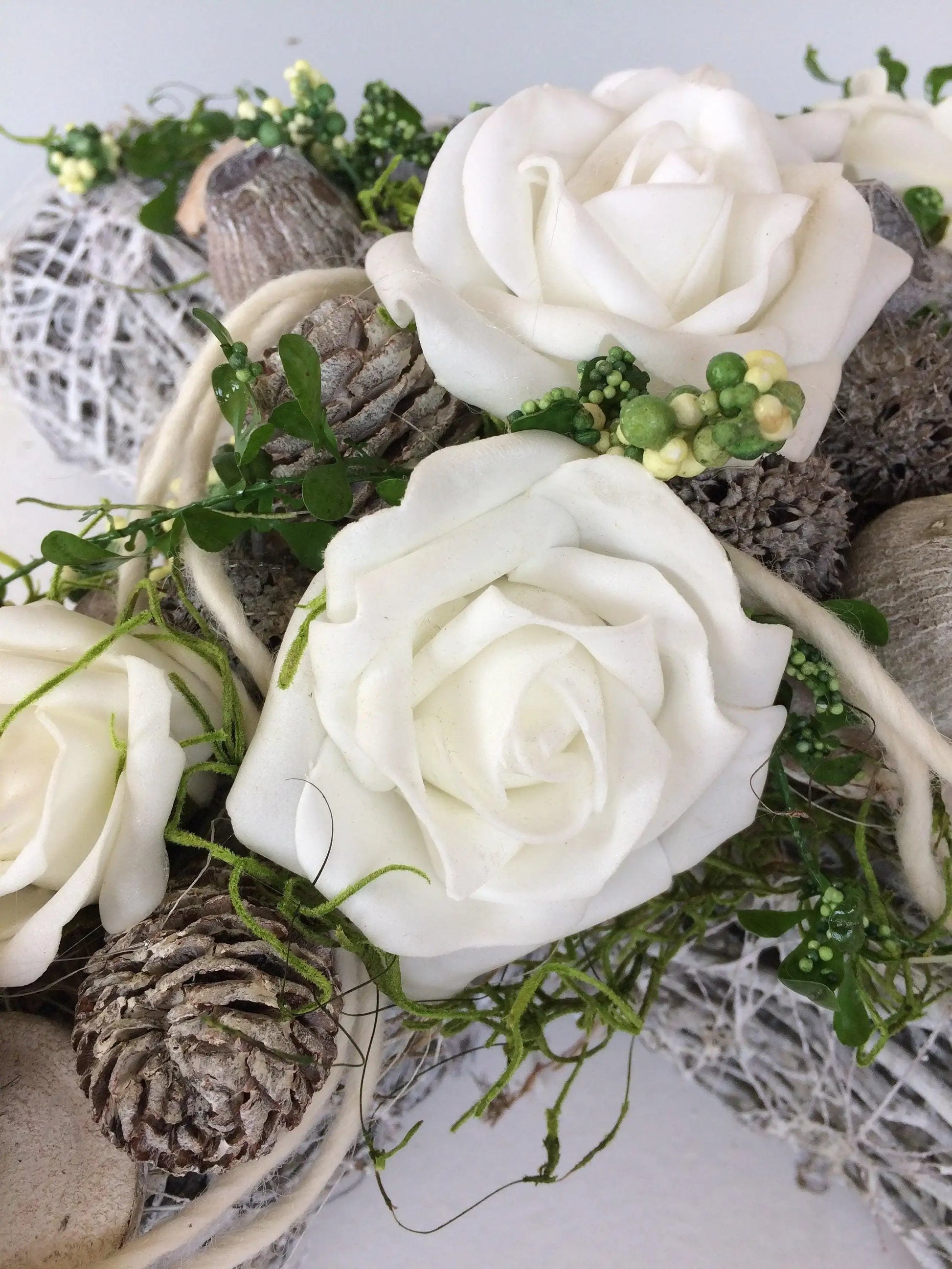 Grabschmuck Grabgesteck Gesteck Grab Allerheiligen Reebkreuz Kreuz Rose Grave Arrangument grave flowers longlasting Grabdeko Grabdekoration – handgemacht aus Seiden- und Kunstblumen, langlebig & pflegeleicht von SarahsFlowerStudio