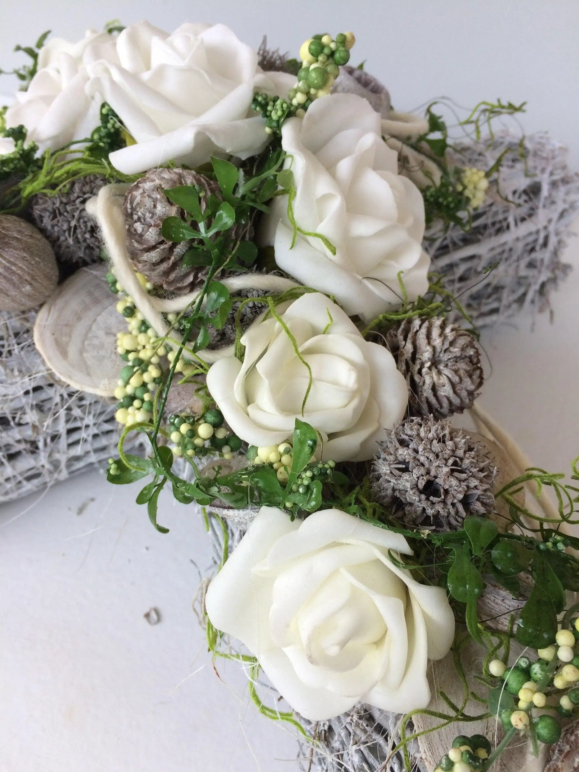 Grabschmuck Grabgesteck Gesteck Grab Allerheiligen Reebkreuz Kreuz Rose Grave Arrangument grave flowers longlasting Grabdeko Grabdekoration – handgemacht aus Seiden- und Kunstblumen, langlebig & pflegeleicht von SarahsFlowerStudio