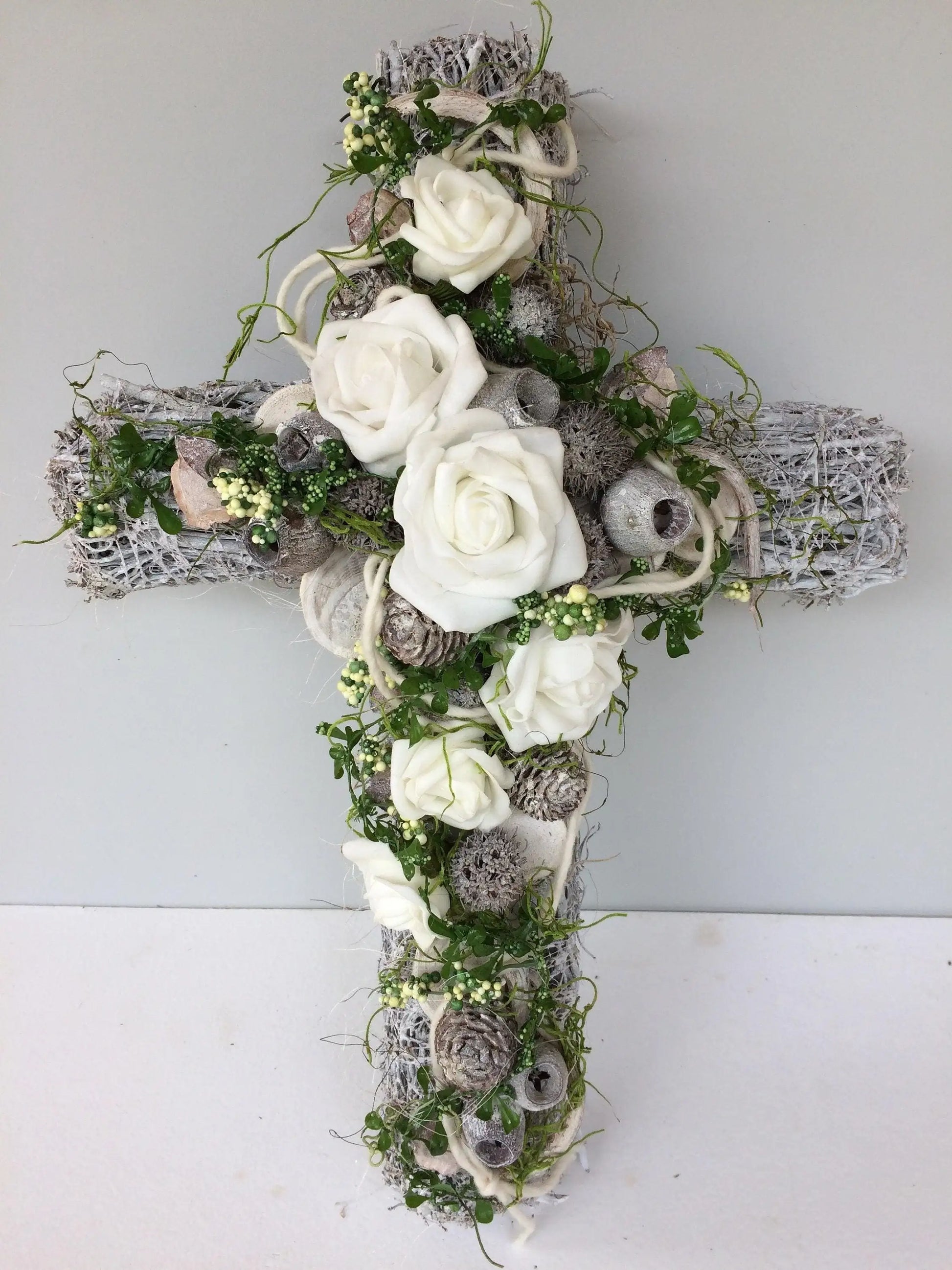 Grabschmuck Grabgesteck Gesteck Grab Allerheiligen Reebkreuz Kreuz Rose Grave Arrangument grave flowers longlasting Grabdeko Grabdekoration – handgemacht aus Seiden- und Kunstblumen, langlebig & pflegeleicht von SarahsFlowerStudio