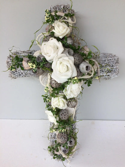 Grabschmuck Grabgesteck Gesteck Grab Allerheiligen Reebkreuz Kreuz Rose Grave Arrangument grave flowers longlasting Grabdeko Grabdekoration – handgemacht aus Seiden- und Kunstblumen, langlebig & pflegeleicht von SarahsFlowerStudio