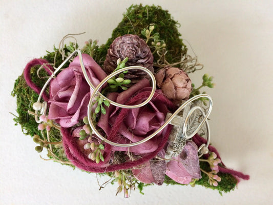 Grabgesteck Grabschmuck Gesteck Grab Allerheiligen Winterlich Weihnachten Herz Moosherz Rose Grave Arrangument grave flowers longlasting – handgemacht aus Seiden- und Kunstblumen, langlebig & pflegeleicht von SarahsFlowerStudio
