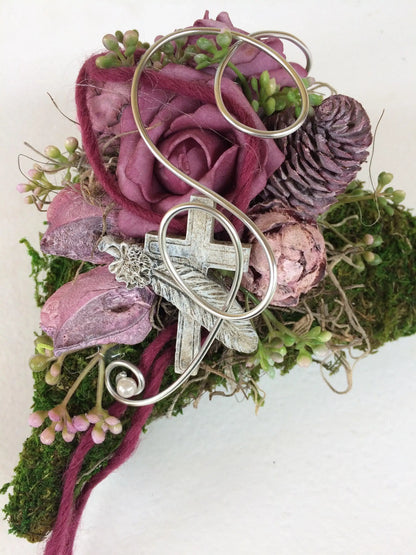 Grabgesteck Grabschmuck Gesteck Grab Allerheiligen Winterlich Weihnachten Herz Moosherz Rose Grave Arrangument grave flowers longlasting – handgemacht aus Seiden- und Kunstblumen, langlebig & pflegeleicht von SarahsFlowerStudio