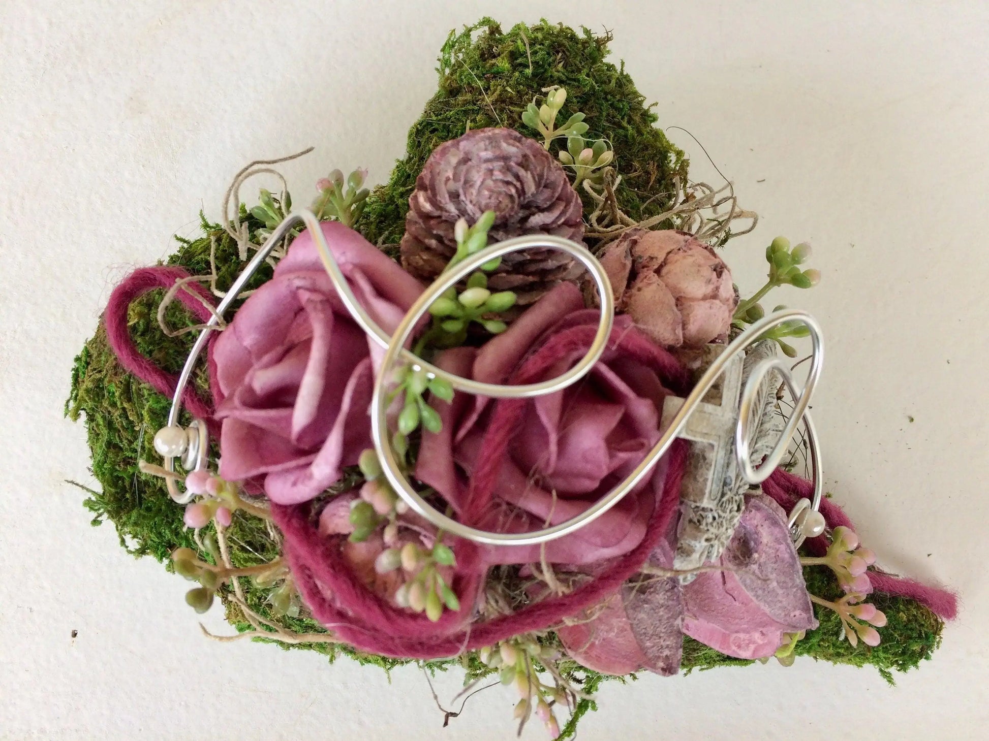 Grabgesteck Grabschmuck Gesteck Grab Allerheiligen Winterlich Weihnachten Herz Moosherz Rose Grave Arrangument grave flowers longlasting – handgemacht aus Seiden- und Kunstblumen, langlebig & pflegeleicht von SarahsFlowerStudio