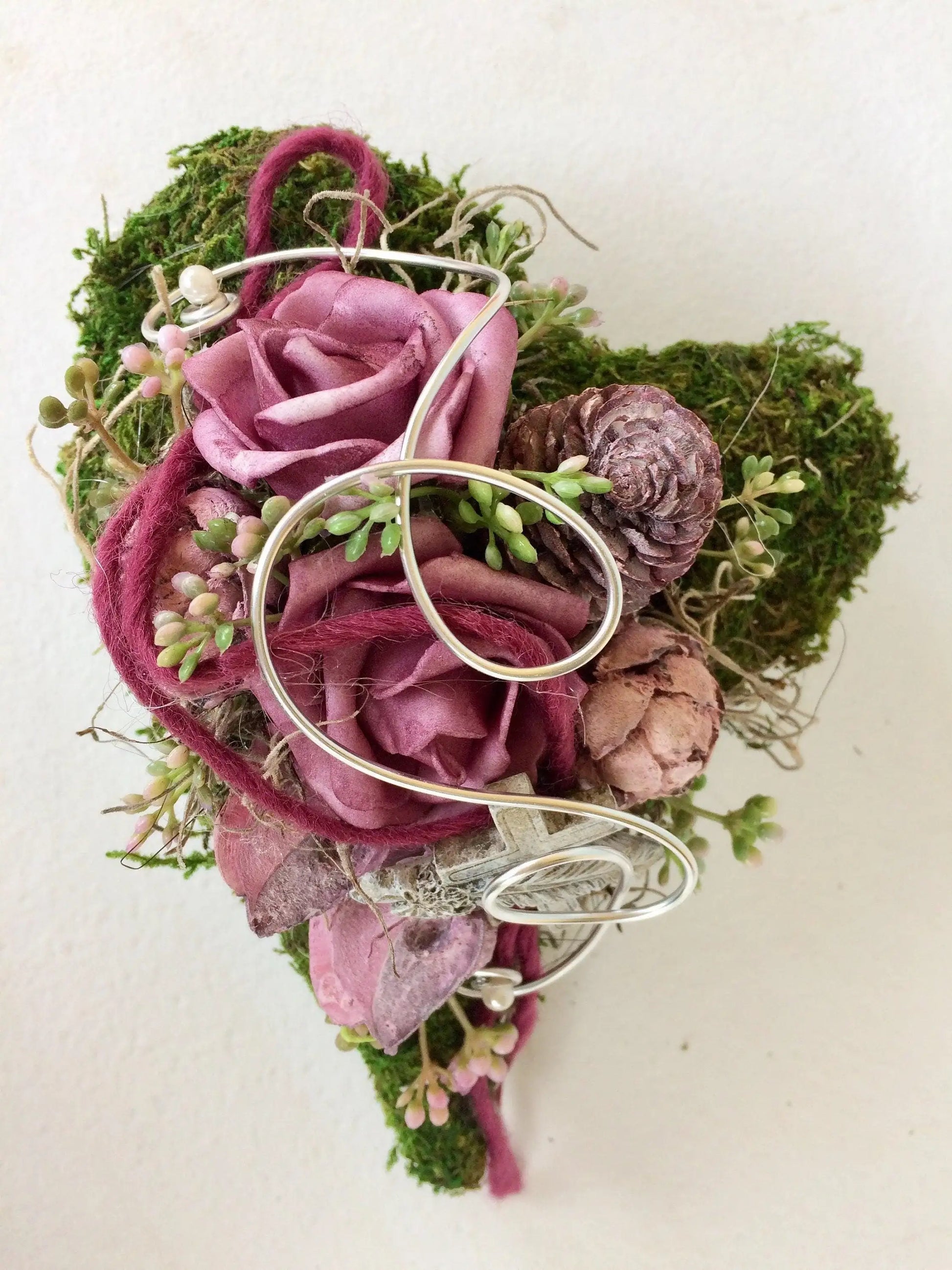 Grabgesteck Grabschmuck Gesteck Grab Allerheiligen Winterlich Weihnachten Herz Moosherz Rose Grave Arrangument grave flowers longlasting – handgemacht aus Seiden- und Kunstblumen, langlebig & pflegeleicht von SarahsFlowerStudio