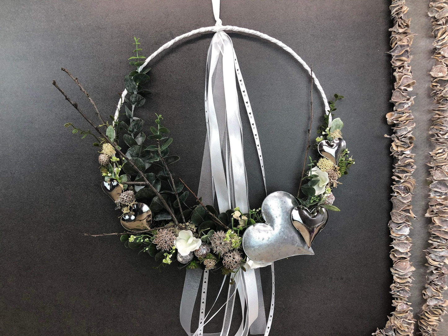Türkranz ganzjährig Modern Türdeko Tür Schmuck Wunschgröße ganzjährig Muttertag Valentinstag Herz Boho Skelettblätter Band Filz Spitzenband – handgemacht aus Seiden- und Kunstblumen, langlebig & pflegeleicht von SarahsFlowerStudio