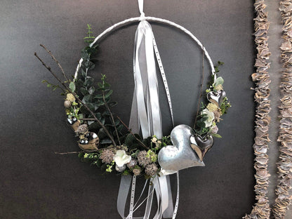 Türkranz ganzjährig Modern Türdeko Tür Schmuck Wunschgröße ganzjährig Muttertag Valentinstag Herz Boho Skelettblätter Band Filz Spitzenband – handgemacht aus Seiden- und Kunstblumen, langlebig & pflegeleicht von SarahsFlowerStudio