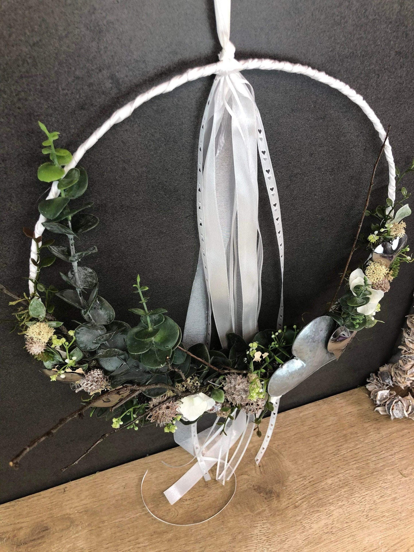 Türkranz ganzjährig Modern Türdeko Tür Schmuck Wunschgröße ganzjährig Muttertag Valentinstag Herz Boho Skelettblätter Band Filz Spitzenband – handgemacht aus Seiden- und Kunstblumen, langlebig & pflegeleicht von SarahsFlowerStudio