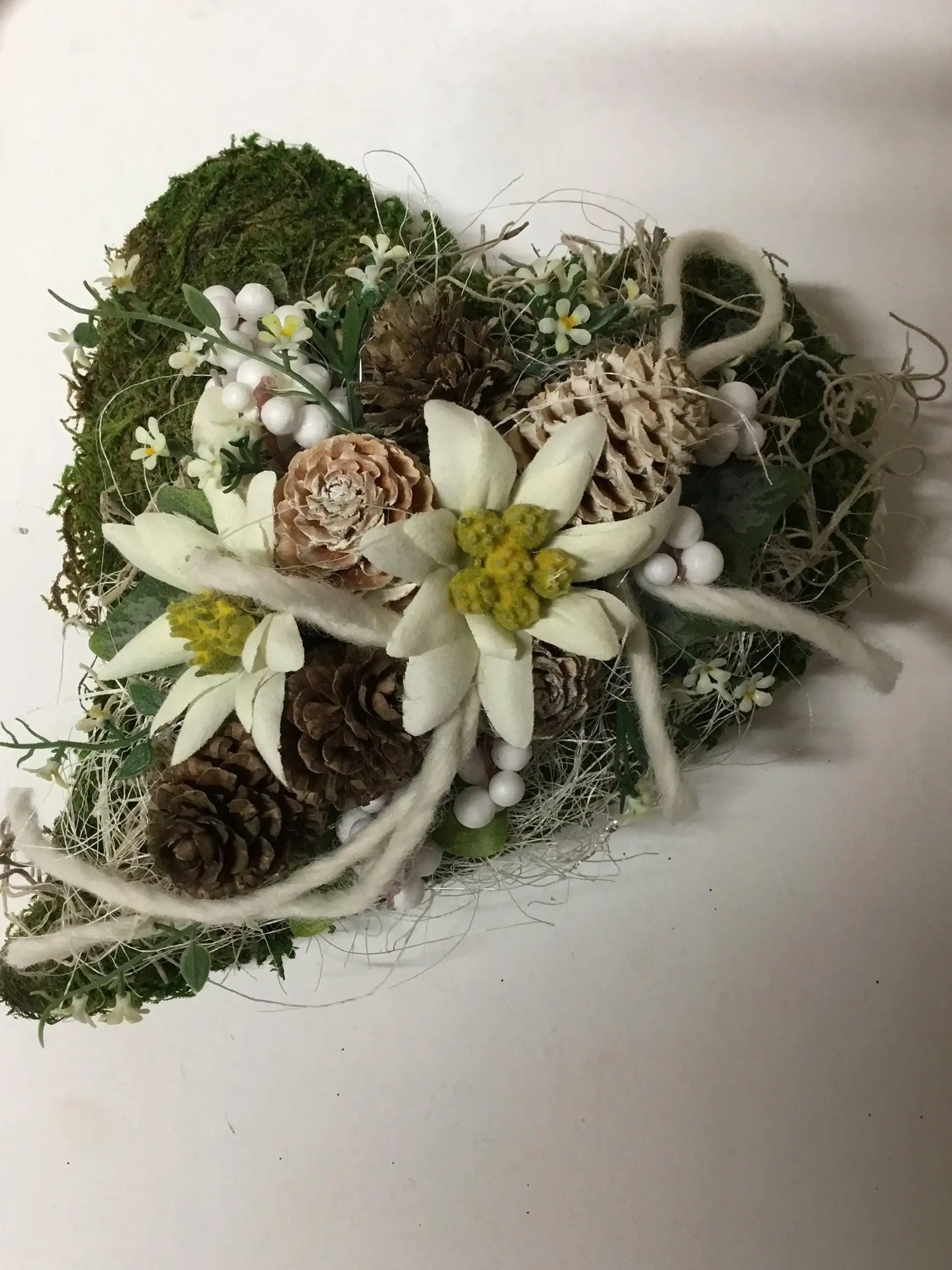 Grabgesteck Grabschmuck Urnengrab Gesteck Grab Allerheiligen Edelweiß Herz Moosherz Rose Grave Arrangument grave flowers longlasting – handgemacht aus Seiden- und Kunstblumen, langlebig & pflegeleicht von SarahsFlowerStudio