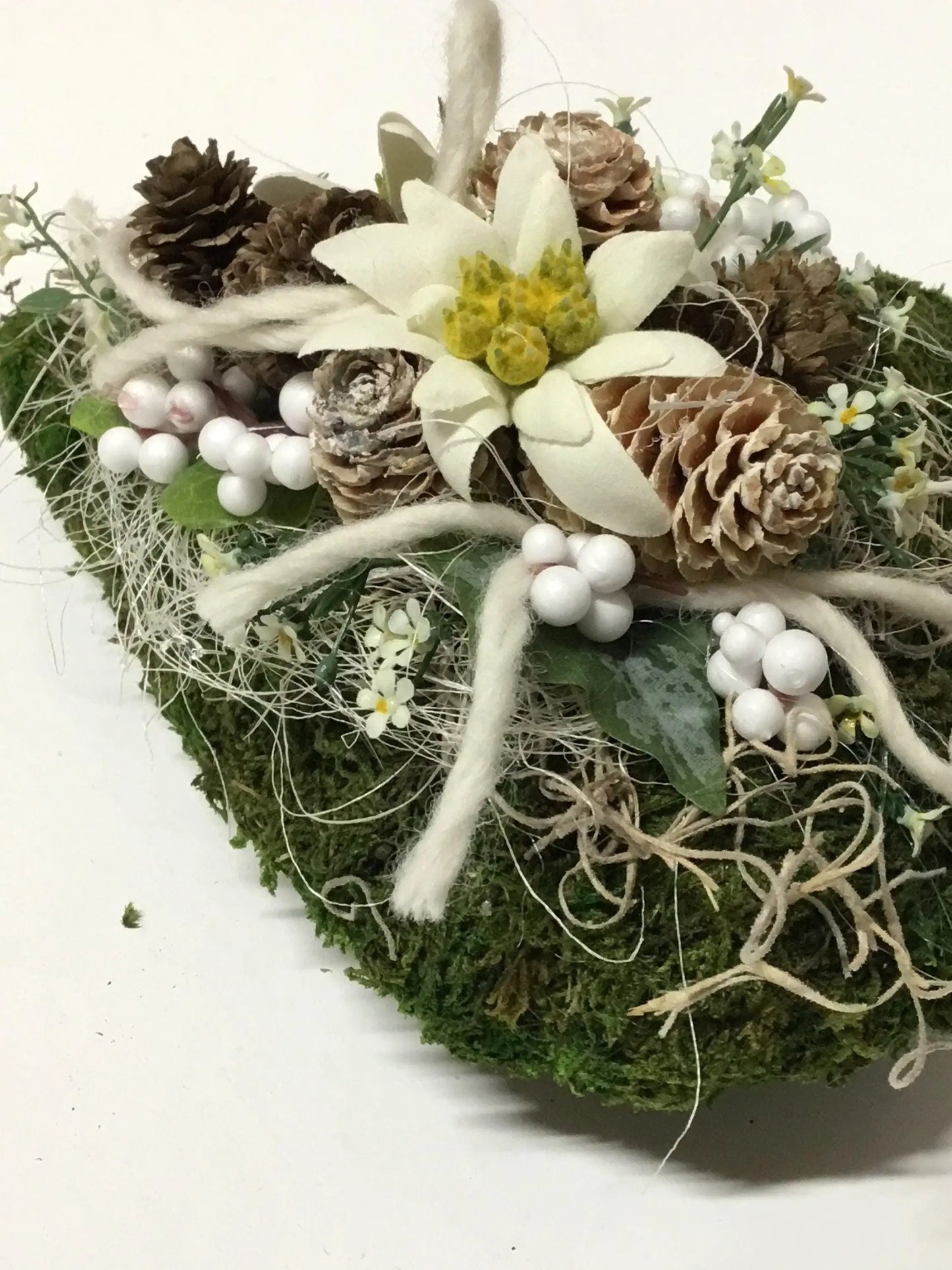 Grabgesteck Grabschmuck Urnengrab Gesteck Grab Allerheiligen Edelweiß Herz Moosherz Rose Grave Arrangument grave flowers longlasting – handgemacht aus Seiden- und Kunstblumen, langlebig & pflegeleicht von SarahsFlowerStudio