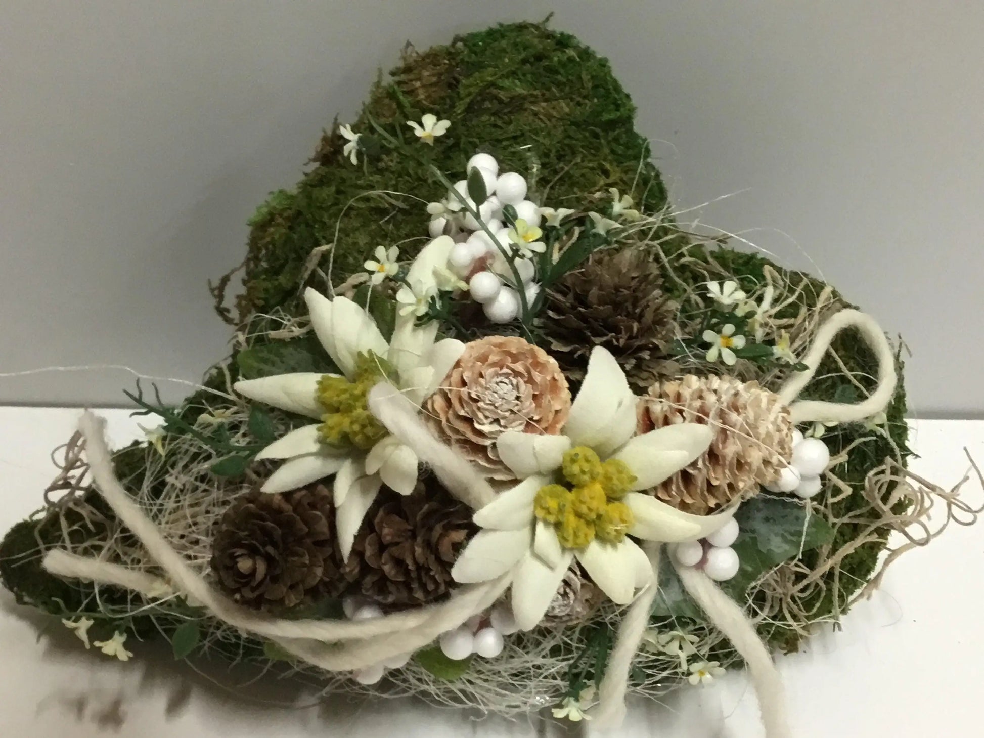 Grabgesteck Grabschmuck Urnengrab Gesteck Grab Allerheiligen Edelweiß Herz Moosherz Rose Grave Arrangument grave flowers longlasting – handgemacht aus Seiden- und Kunstblumen, langlebig & pflegeleicht von SarahsFlowerStudio