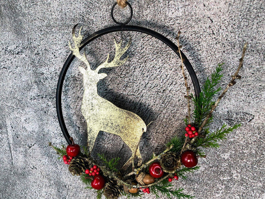 Türkranz Kranz Hirsch Advent Modern Ring Fenster Fensterschmuck Fensterdeko Deko Weihnachten Zapfen Wachszapfen – handgemacht aus Seiden- und Kunstblumen, langlebig & pflegeleicht von SarahsFlowerStudio