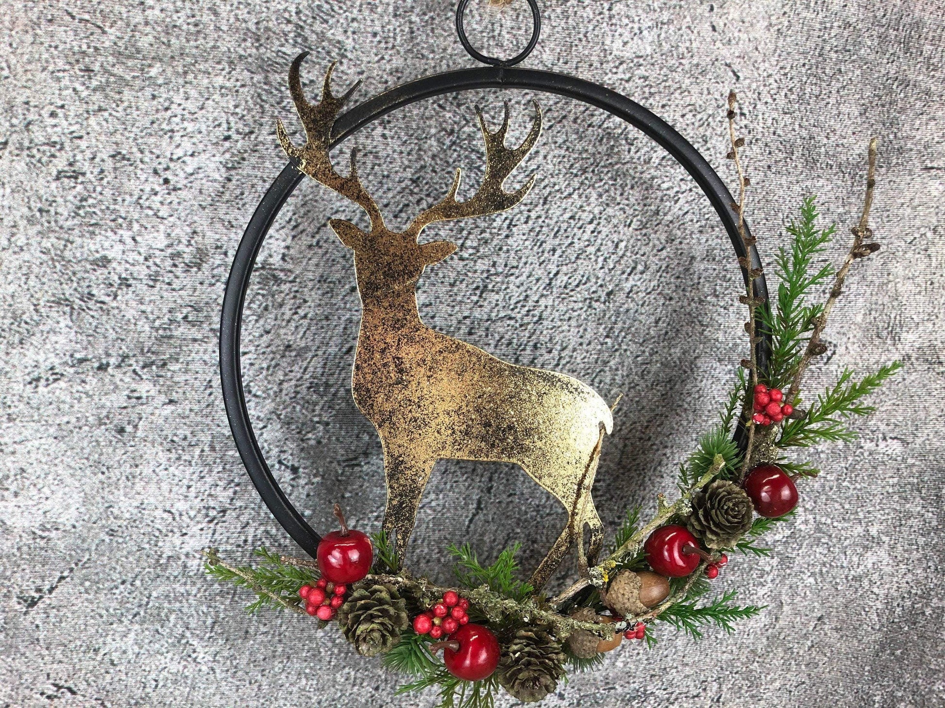 Türkranz Kranz Hirsch Advent Modern Ring Fenster Fensterschmuck Fensterdeko Deko Weihnachten Zapfen Wachszapfen – handgemacht aus Seiden- und Kunstblumen, langlebig & pflegeleicht von SarahsFlowerStudio