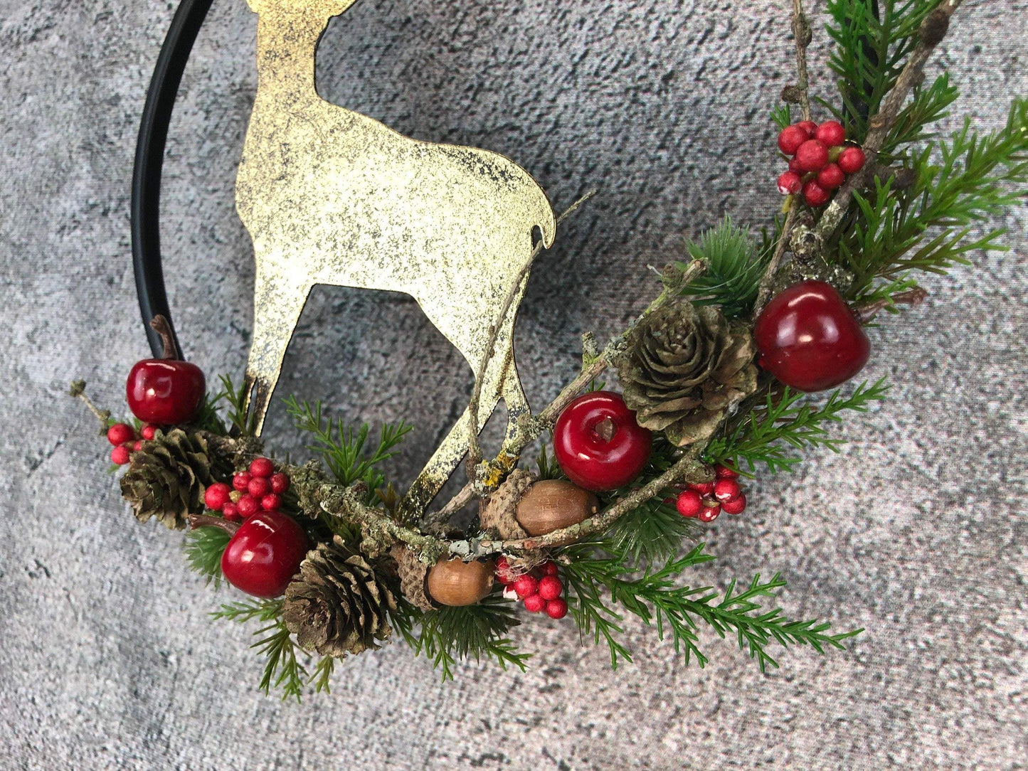 Türkranz Kranz Hirsch Advent Modern Ring Fenster Fensterschmuck Fensterdeko Deko Weihnachten Zapfen Wachszapfen – handgemacht aus Seiden- und Kunstblumen, langlebig & pflegeleicht von SarahsFlowerStudio