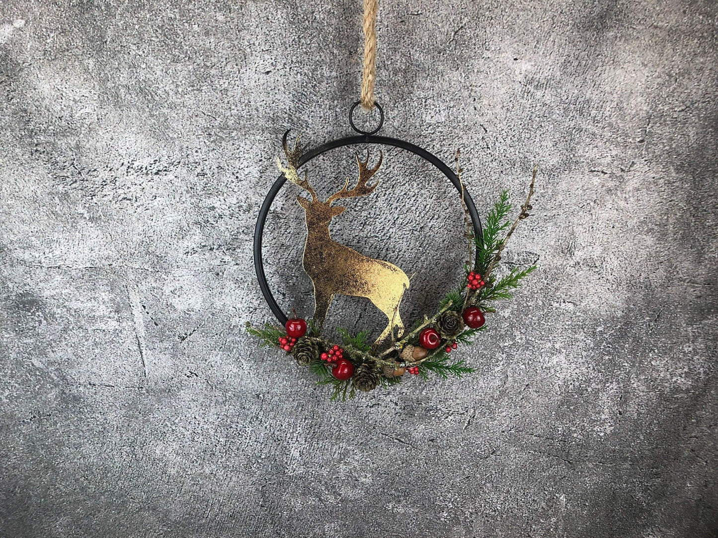 Türkranz Kranz Hirsch Advent Modern Ring Fenster Fensterschmuck Fensterdeko Deko Weihnachten Zapfen Wachszapfen – handgemacht aus Seiden- und Kunstblumen, langlebig & pflegeleicht von SarahsFlowerStudio