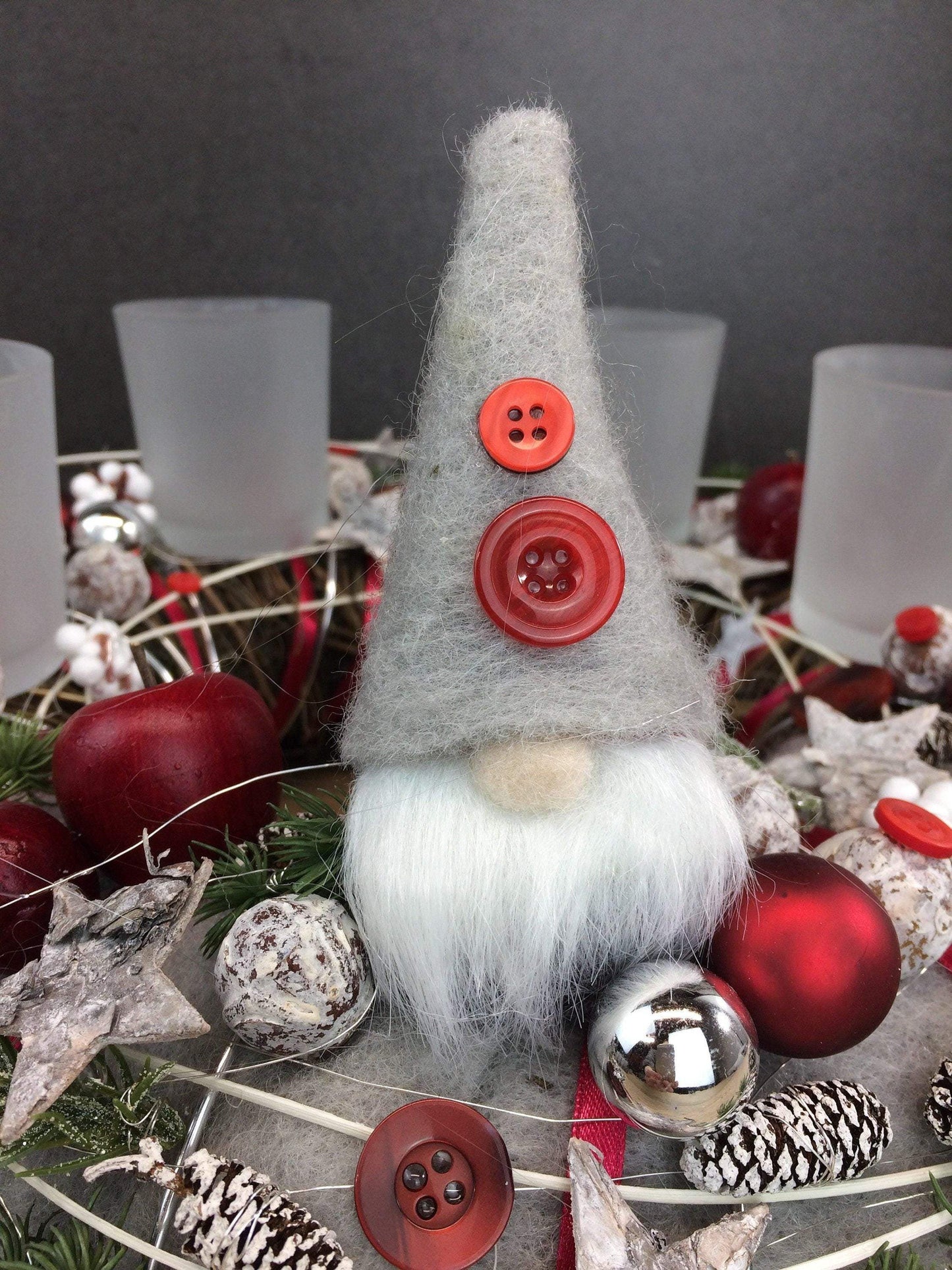 Adventskranz Wichtel Wunschfarbe Silber Grau Kugeln Sterne Eicheln Knöpfe Beeren – handgemacht aus Seiden- und Kunstblumen, langlebig & pflegeleicht von SarahsFlowerStudio