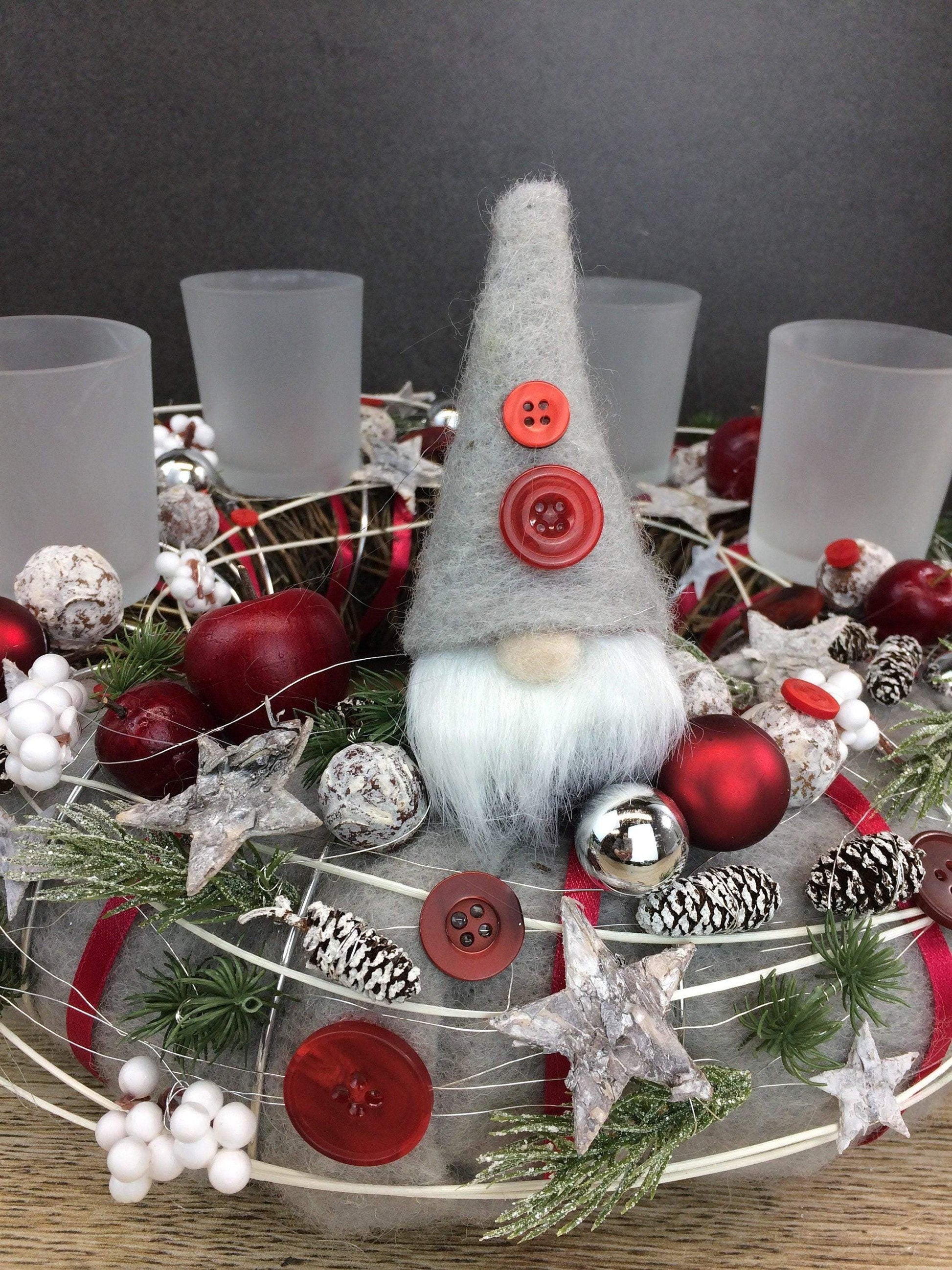 Adventskranz Wichtel Wunschfarbe Silber Grau Kugeln Sterne Eicheln Knöpfe Beeren – handgemacht aus Seiden- und Kunstblumen, langlebig & pflegeleicht von SarahsFlowerStudio