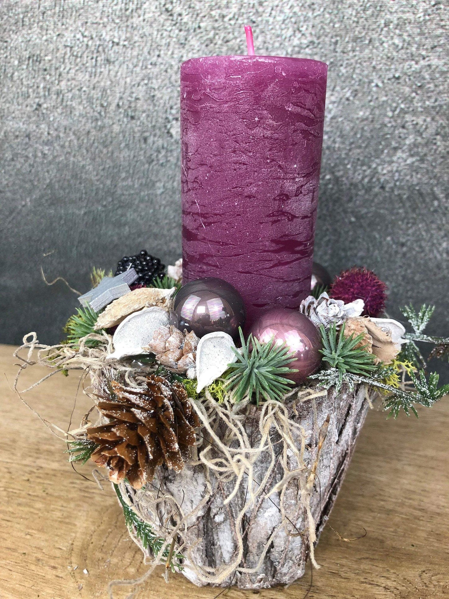 Adventsgesteck Gesteck Zapfen Zapfe Beere Modern Rund Moos Thuja Zapfen Rot Weiß – handgemacht aus Seiden- und Kunstblumen, langlebig & pflegeleicht von SarahsFlowerStudio