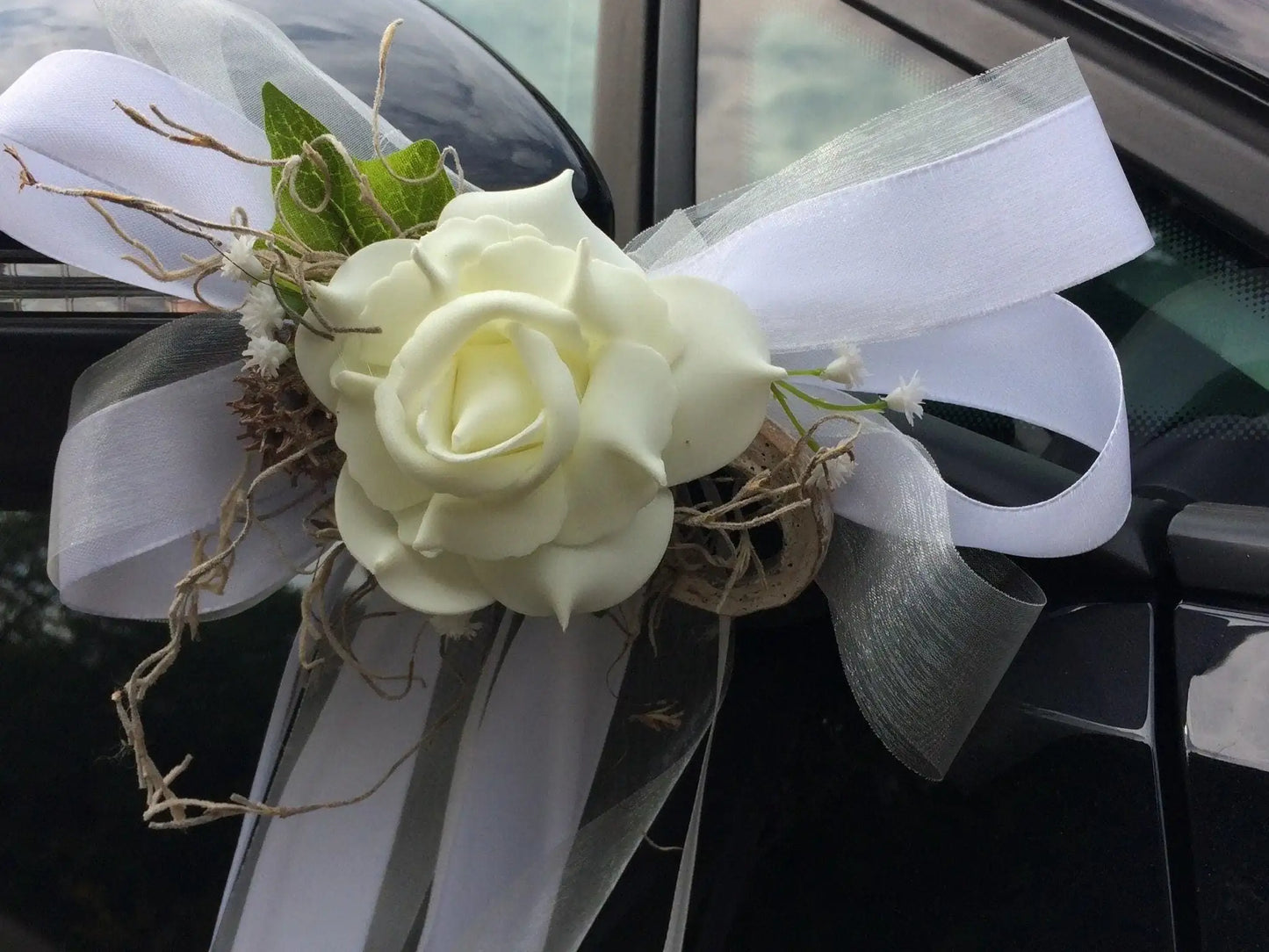 2 Autoschleifen für Seitenspiegel Kirchenbank in Wunschfarbe große Schleife Dekoration Rose – handgemacht aus Seiden- und Kunstblumen, langlebig & pflegeleicht von SarahsFlowerStudio