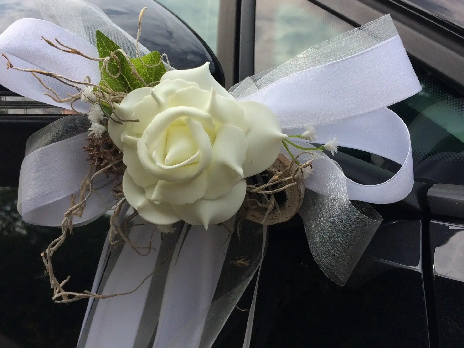 2 Autoschleifen für Seitenspiegel Kirchenbank in Wunschfarbe große Schleife Dekoration Rose – handgemacht aus Seiden- und Kunstblumen, langlebig & pflegeleicht von SarahsFlowerStudio